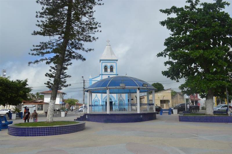 Feira livre com produtos típicos