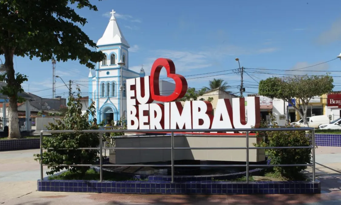 Festejos juninos na praça de Berimbau